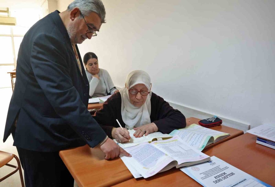 84 Yaşındaki Ayşe Nine Okuma Yazmayı, Afrikalı Cisse Türkçeyi Atasem’de Öğreniyor