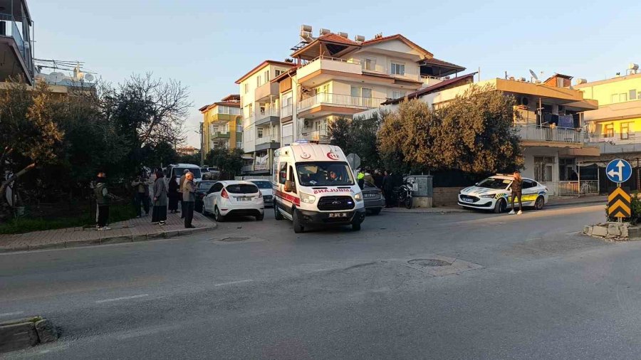 Manavgat’ta Motosikletle Otomobil Çarpıştı: 1 Yaralı