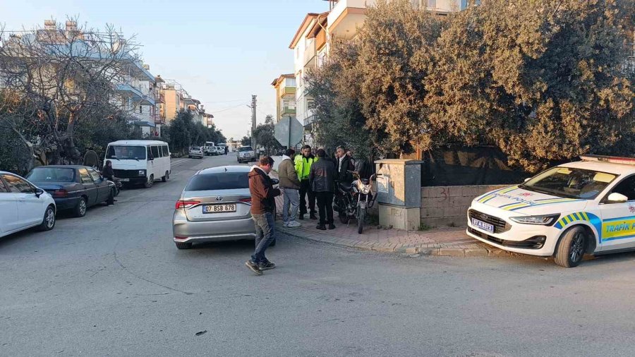 Manavgat’ta Motosikletle Otomobil Çarpıştı: 1 Yaralı