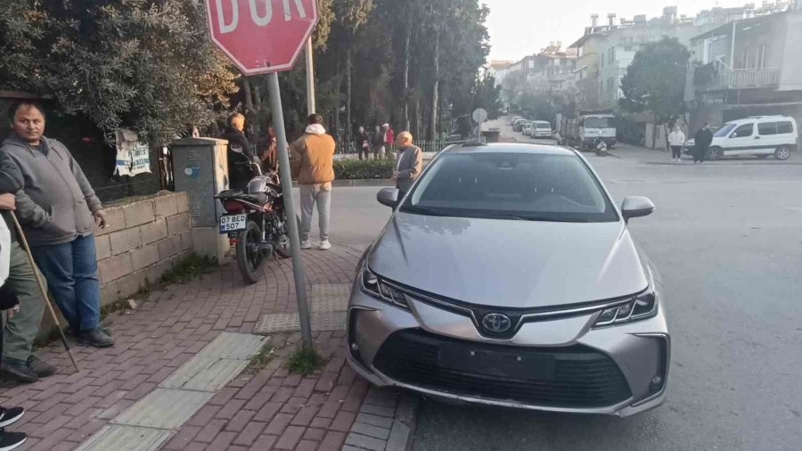 Manavgat’ta Motosikletle Otomobil Çarpıştı: 1 Yaralı