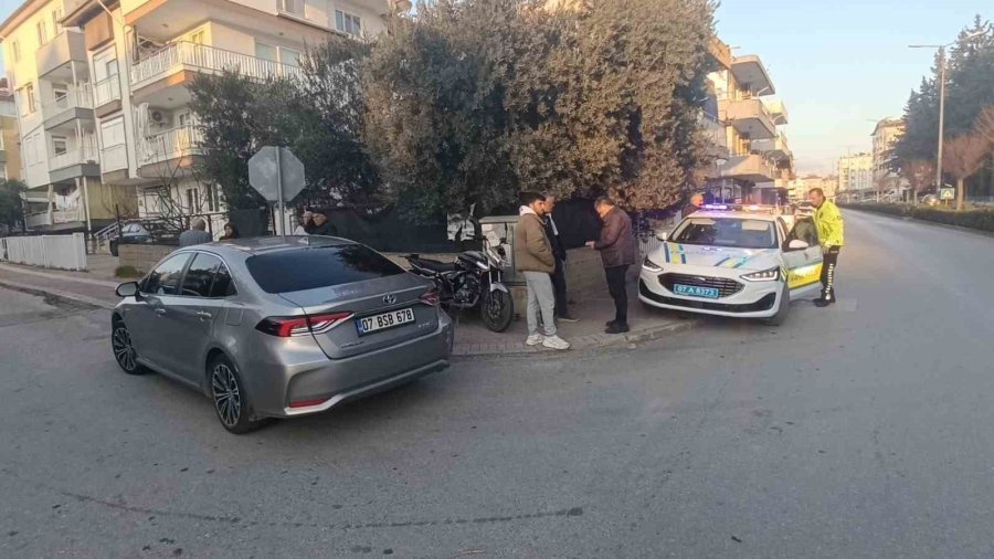 Manavgat’ta Motosikletle Otomobil Çarpıştı: 1 Yaralı