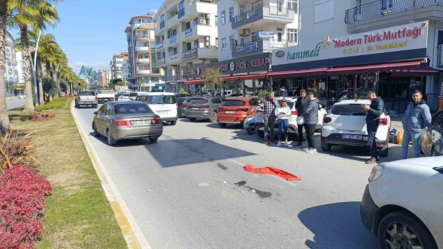 Manavgat’ta Otomobile Arkadan Çarpan Motosikletli Yaralandı