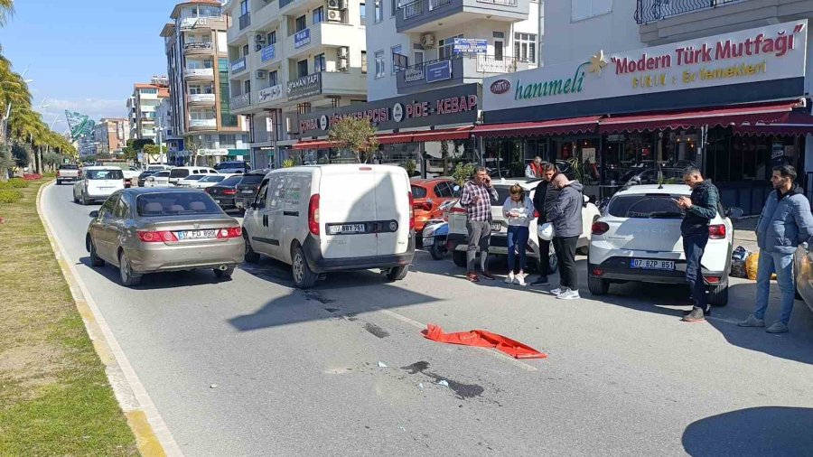 Manavgat’ta Otomobile Arkadan Çarpan Motosikletli Yaralandı