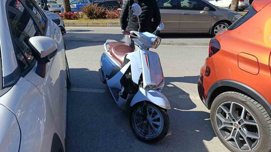 Manavgat’ta Otomobile Arkadan Çarpan Motosikletli Yaralandı