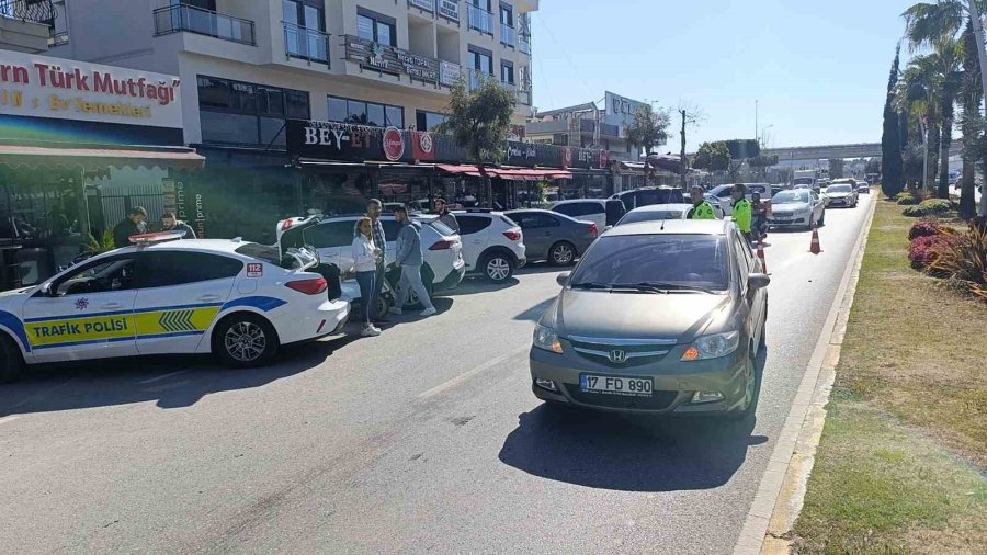 Manavgat’ta Otomobile Arkadan Çarpan Motosikletli Yaralandı