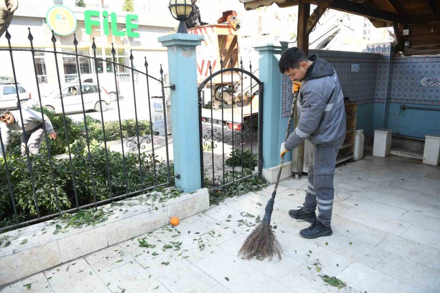 Konyaaltı Belediyesi’nden Cami Bahçelerinde Ramazan Temizliği