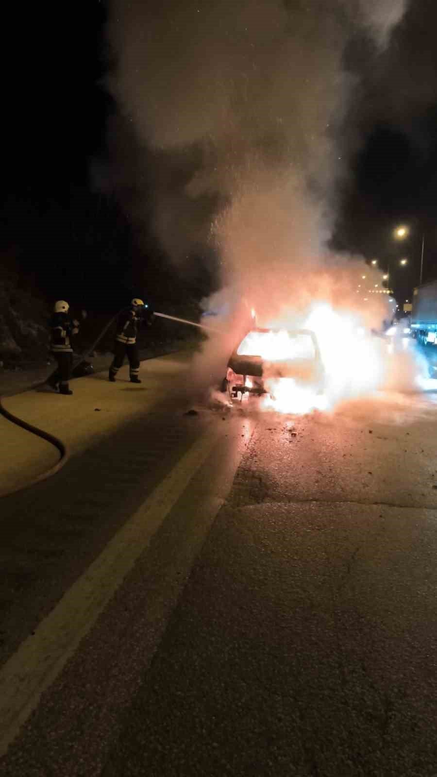 Tarsus’ta Otoyolda Araç Yangını