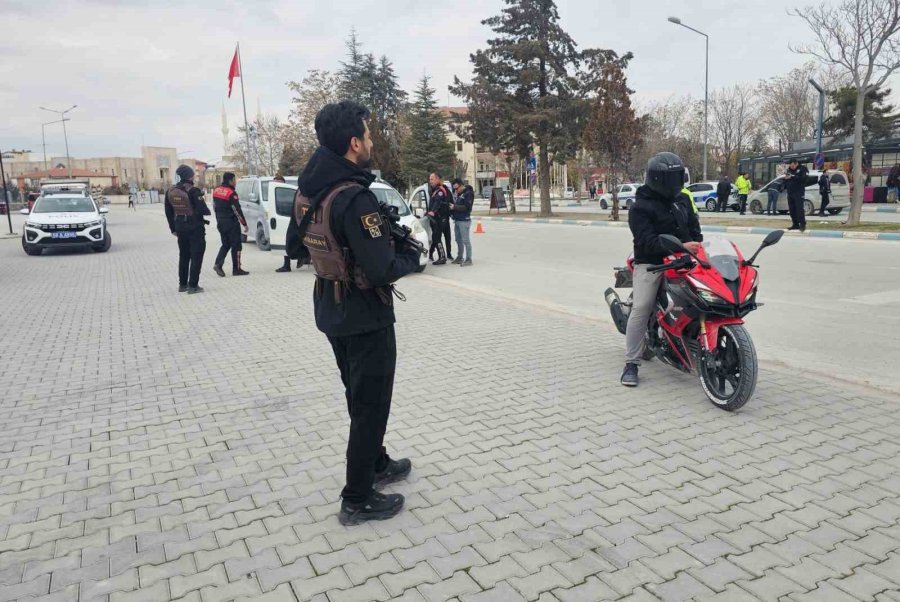 Sultanhanı’nda Polisten Uzun Namlulu Silahlarla ‘şok’ Uygulama