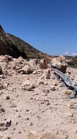 Dinamitle Patlatılan Dağdan Düşen Kaya Parçaları Karayolunu Trafiğe Kapattı