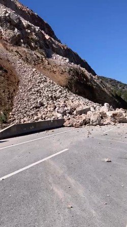 Dinamitle Patlatılan Dağdan Düşen Kaya Parçaları Karayolunu Trafiğe Kapattı