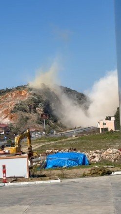 Dinamitle Patlatılan Dağdan Düşen Kaya Parçaları Karayolunu Trafiğe Kapattı