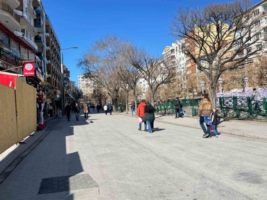 Güneşli Havanın Etkisiyle Vatandaşlar Kent Merkezinde Yoğunluk Oluşturdu