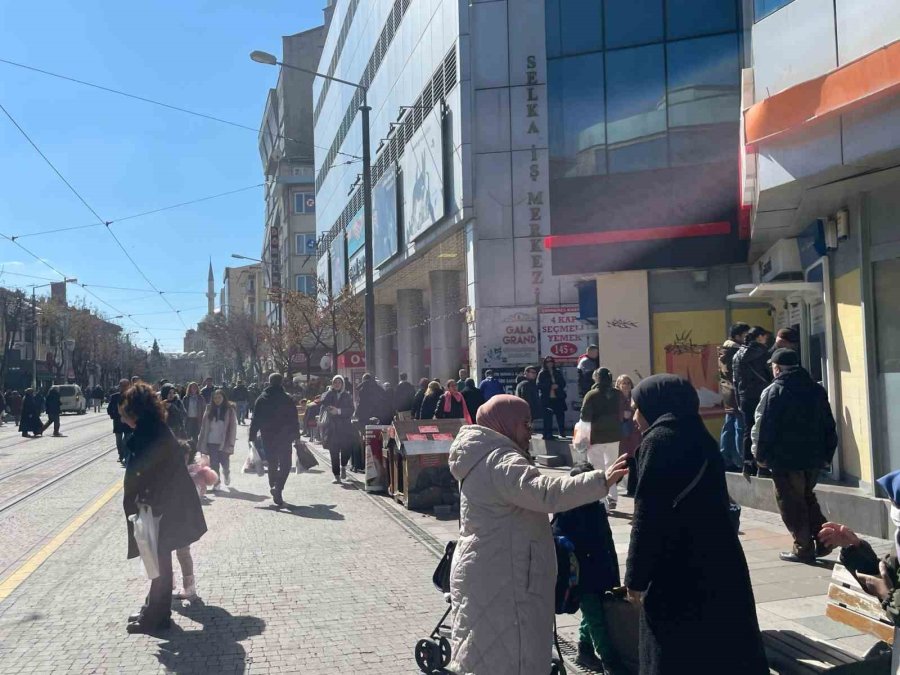 Güneşli Havanın Etkisiyle Vatandaşlar Kent Merkezinde Yoğunluk Oluşturdu