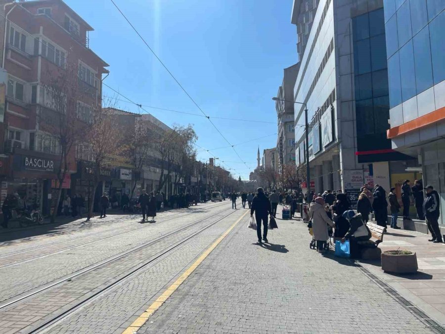 Güneşli Havanın Etkisiyle Vatandaşlar Kent Merkezinde Yoğunluk Oluşturdu