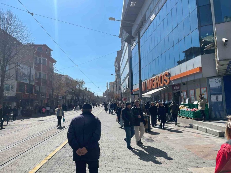 Güneşli Havanın Etkisiyle Vatandaşlar Kent Merkezinde Yoğunluk Oluşturdu