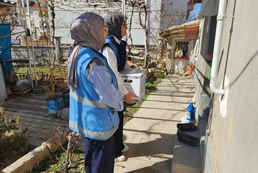 Karaman’da Yurt Öğrencileri Yardım Kolilerini İhtiyaç Sahiplerine Ulaştırdı