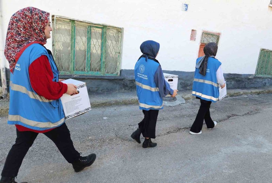 Karaman’da Yurt Öğrencileri Yardım Kolilerini İhtiyaç Sahiplerine Ulaştırdı