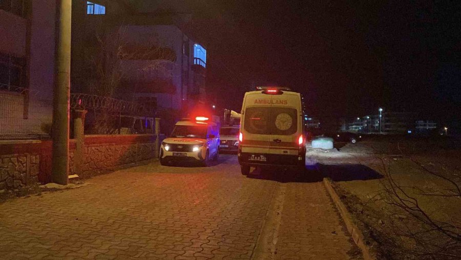 Uzaklaştırma Kararı Bulunan Eve Gelerek Kendisini Yaraladı