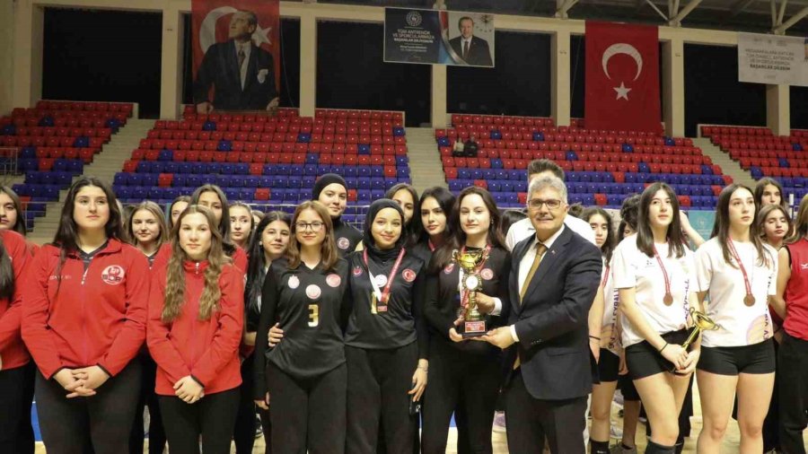 Niğde’de Mahalli Lig Voleybol Müsabakaları Tamamlandı