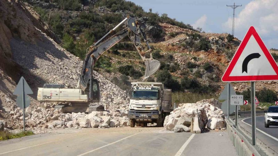 Alanya’da Dinamitle Patlatılan Dağ, Karayolunu 6 Saat Kapalı Tuttu