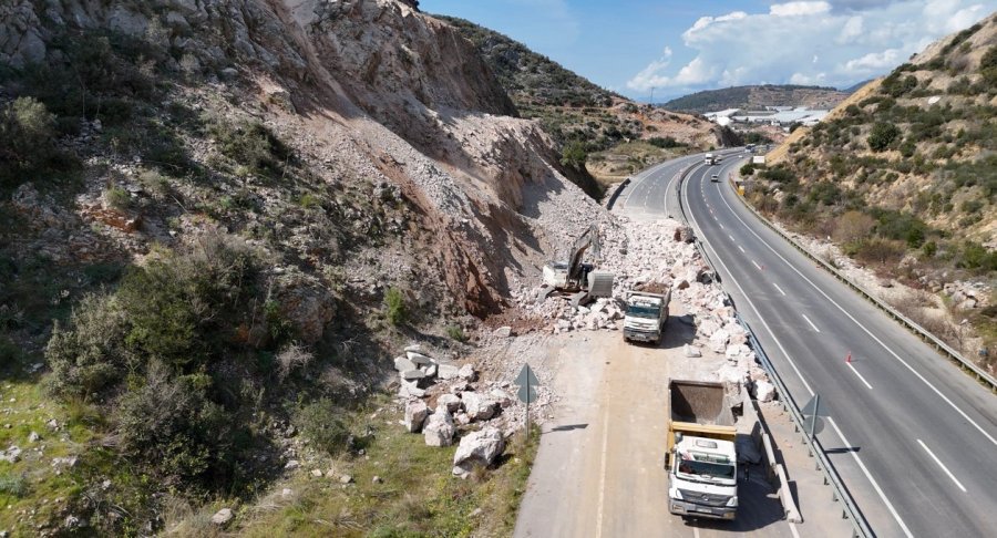 Alanya’da Dinamitle Patlatılan Dağ, Karayolunu 6 Saat Kapalı Tuttu