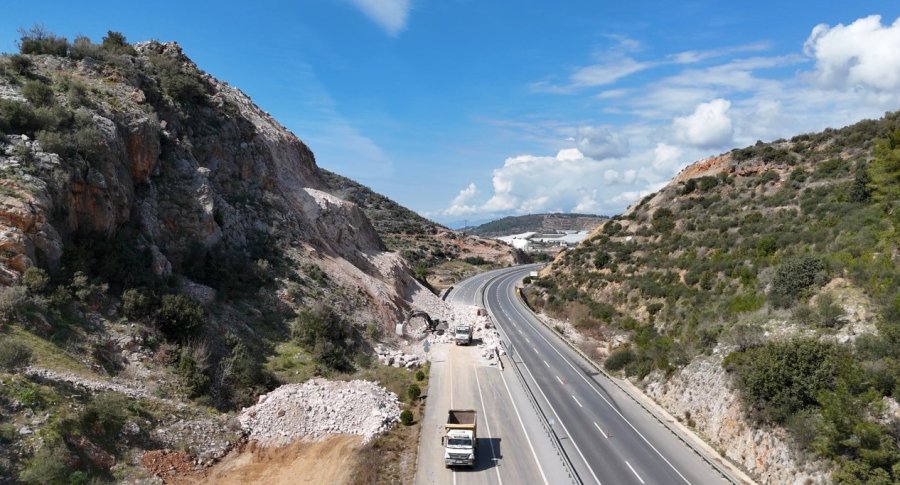 Alanya’da Dinamitle Patlatılan Dağ, Karayolunu 6 Saat Kapalı Tuttu