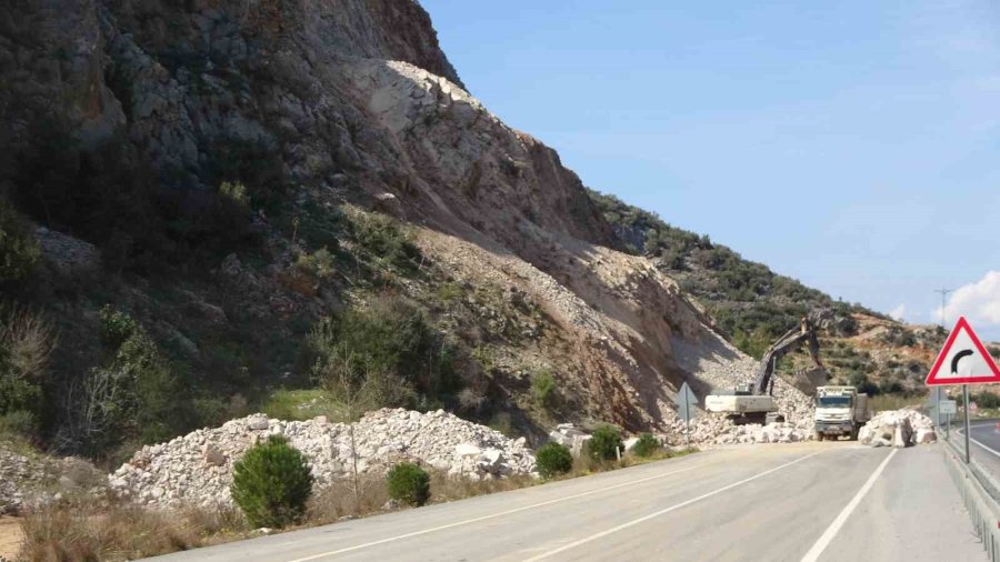 Alanya’da Dinamitle Patlatılan Dağ, Karayolunu 6 Saat Kapalı Tuttu