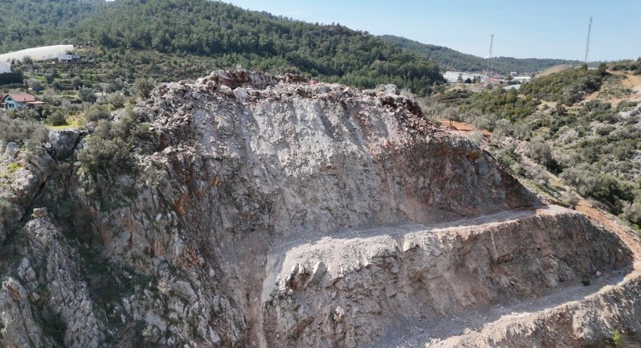 Alanya’da Dinamitle Patlatılan Dağ, Karayolunu 6 Saat Kapalı Tuttu