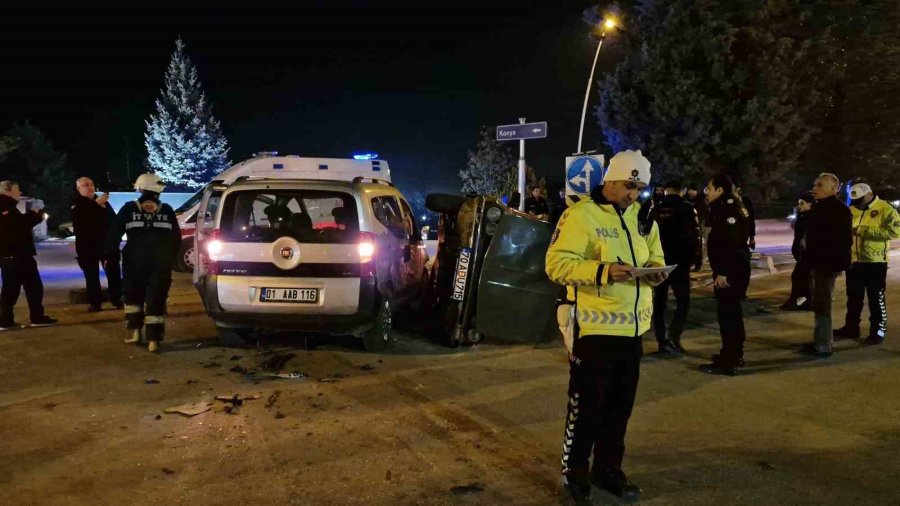 Karaman’da Hafif Ticari Araçla Çarpışan Otomobil Yan Yattı: 4 Yaralı