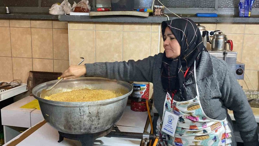 Emekli Öğretmen Elleri Yana Yana Muhtaçlara Gönüllü Aşçılık Yapıyor