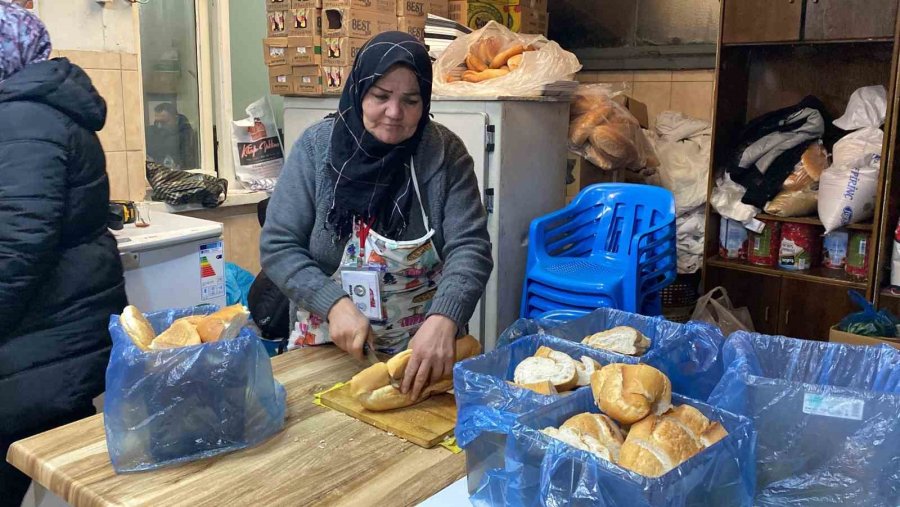 Emekli Öğretmen Elleri Yana Yana Muhtaçlara Gönüllü Aşçılık Yapıyor