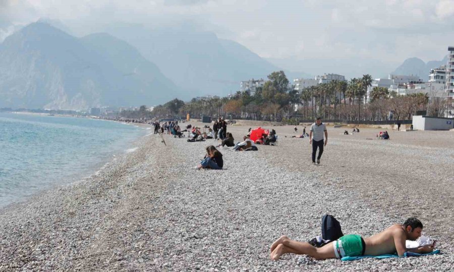 Güneşli Havayı Fırsat Bilen Antalyalılar Konyaaltı’na Akın Etti