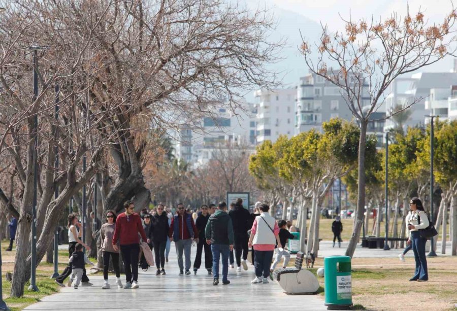 Güneşli Havayı Fırsat Bilen Antalyalılar Konyaaltı’na Akın Etti