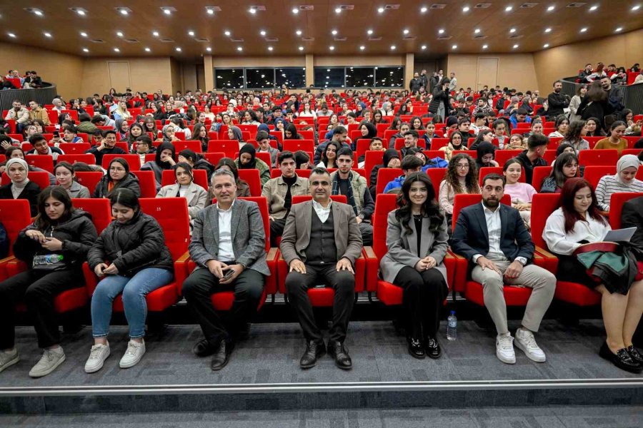 Mersin’de Yks’ye Hazırlanan Öğrencilere Meslek Tanıtım Semineri Düzenlendi