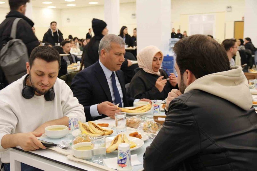 Anadolu Üniversitesi Rektörü Adıgüzel 4 Bine Yakın Öğrenci İle İftar Yaptı