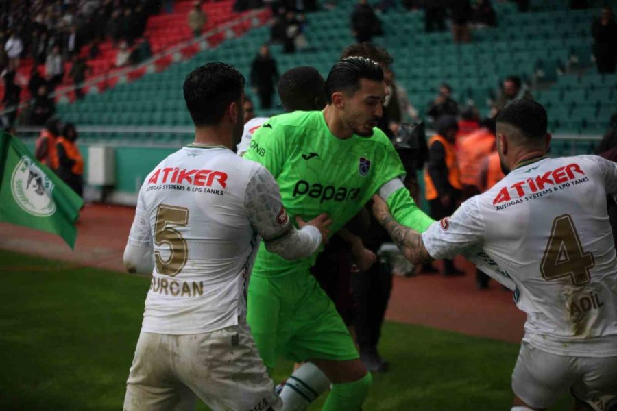 Konyaspor - Trabzonspor Maçının Uzatma Dakikalarında Kavga Çıktı