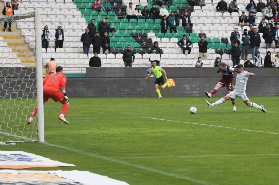 Trendyol Süper Lig: Konyaspor: 0 - Trabzonspor: 0 (ilk Yarı)