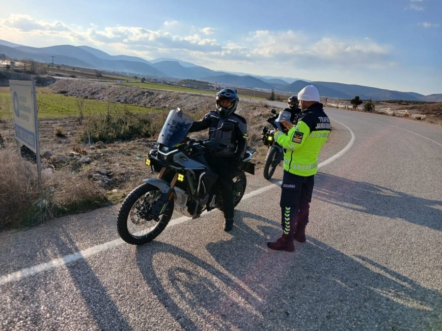 Antalya’da Motosikletlilere Şok Denetimi: 460 Sürücüye Ceza