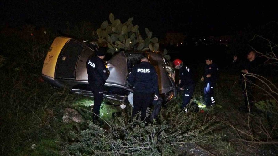 Otomobil Kaldırıma Çarpıp Bahçeye Uçtu, Polis Memuru Sürücü Ağır Yaralandı