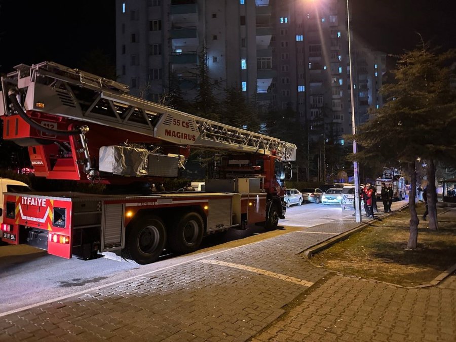 14. Katın Penceresine Çıkan Şahıs İkna Sonucu İndirildi