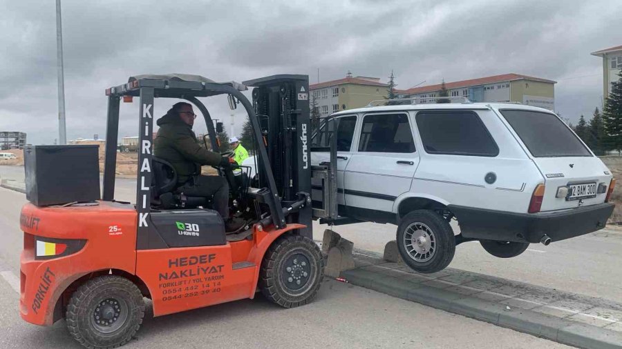 Karaman’da Orta Refüje Çıkan Otomobilin Sürücüsü Yaralandı