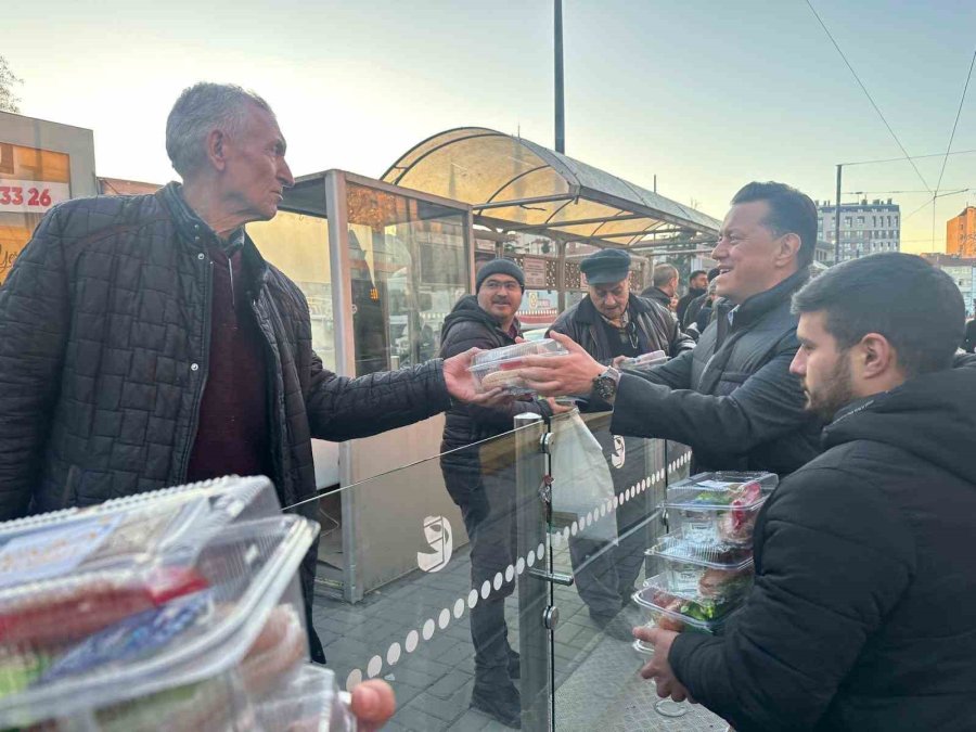 Milletvekili Hatipoğlu, Vatandaşlara İftarlık İkramında Bulundu