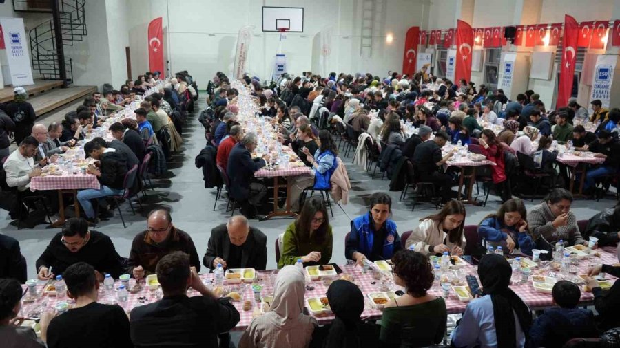 Gençlik Ve İş Dünyası İftar Sofrasında Buluştu