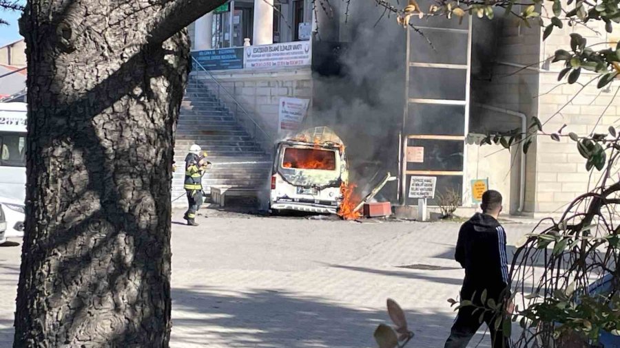 Eskişehir’de Faciadan Dönüldü: İçerisinde 4 Çocuğun Bulunduğu Araç Cayır Cayır Yandı