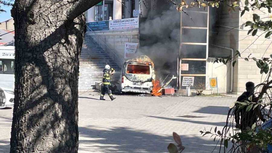 Eskişehir’de Faciadan Dönüldü: İçerisinde 4 Çocuğun Bulunduğu Araç Cayır Cayır Yandı