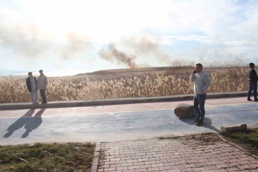 Beyşehir Gölü Milli Parkında Sazlık Alanda Yangın