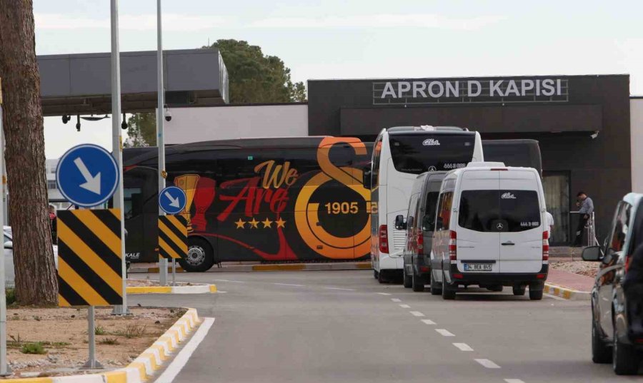 Galatasaray, Antalya’da Sevgi Gösterileri İle Karşılandı