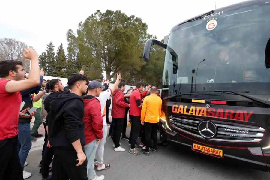 Galatasaray, Antalya’da Sevgi Gösterileri İle Karşılandı