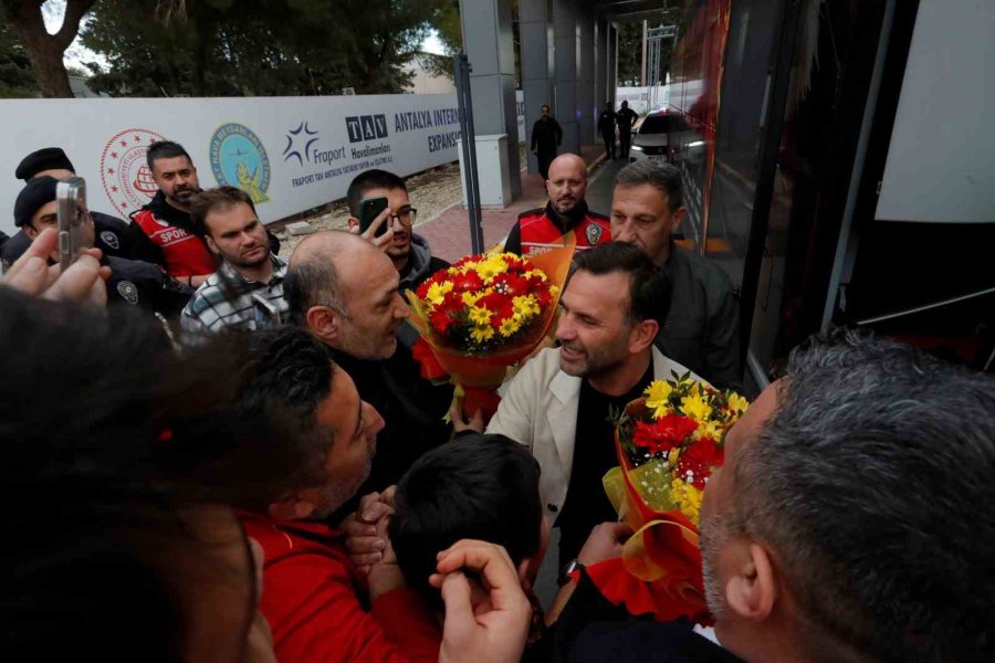 Galatasaray, Antalya’da Sevgi Gösterileri İle Karşılandı