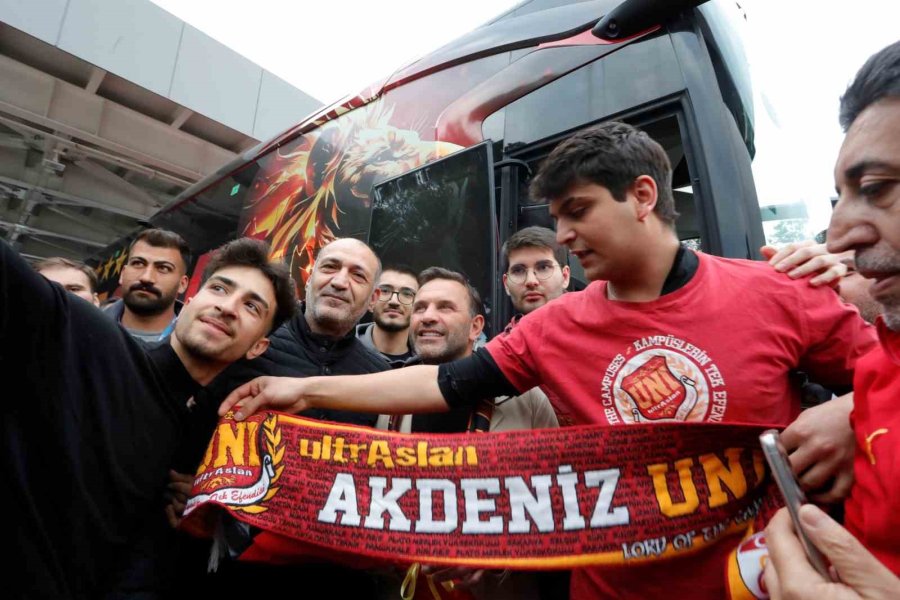 Galatasaray, Antalya’da Sevgi Gösterileri İle Karşılandı